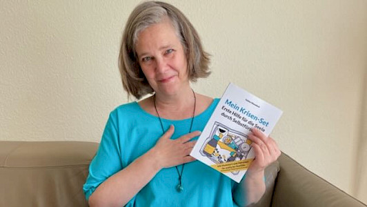 Foto von Sabine Musseleck mit ihrem Ratgeber "Mein Krisen-Set" kurz nach der Veröffentlichung