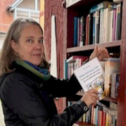 Sabine am Tag des öffentlichen Bücherschranks 2025