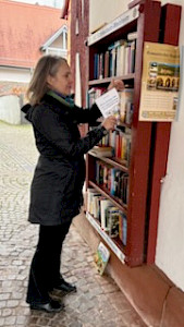 Sabine stellt am 14.11.2025 ihren Ratgeber "Mein Krisen-Set. Erste Hilfe für die Seele durch Selbstfürsorge" in einen öffentlichen Bücherschrank