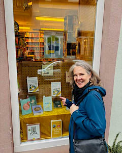 Stolz lächelnde Sabine Musseleck vor dem Schaufenster der örtlichen Buchhandlung mit ihrem Ratgeber "Mein Krisen-Set" am 10.10.2025