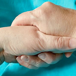 Handhaltung fürs Daumendrücken rechts: den rechten Daumen mit der linken Hand bis zur Daumenwurzel umfassen und festhalten bzw. leicht drücken - so lange, bis man das Gefühl hat: es genügt. Das hilft bei Sorgen.