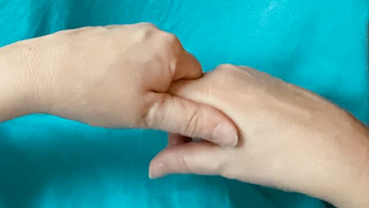 Handhaltung fürs Zeigefinderdrücken rechts: den rechten Zeigefinger mit der linken Hand bis zur Wurzel umfassen und festhalten bzw. leicht drücken - so lange, bis man das Gefühl hat: es genügt. Das hilft bei Sorgen.