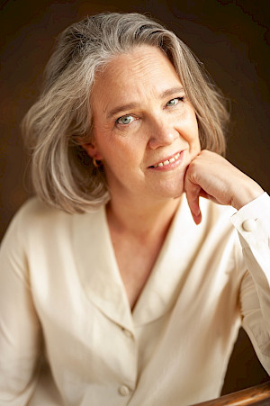 Porträt von Sabine Musseleck in champagnerfarbener Seidenbluse aus der Fotosession mit Susan Graul 2024