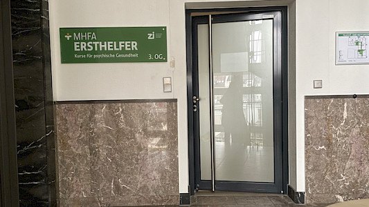 Eingang zu den Kursräumen der MHFA-Ersthelfer am Zentralinstitut für Seelische Gesundheit in Mannheim