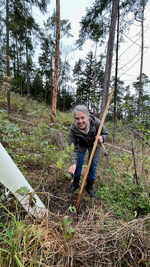 Foto von Sabine Musseleck mit ihrer ersten selbst gepflanzten Eiche