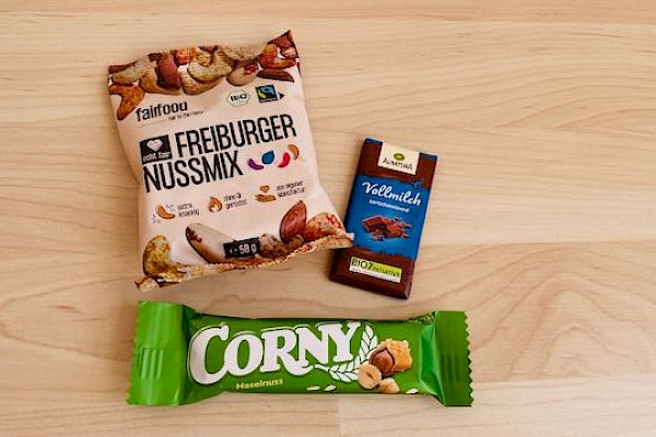 Nussmischung, Mini-Schokolade und CORNY-Riegel im Prüfungs-Survival-Kit