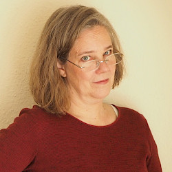 Foto von Sabine Musseleck im dunkelroten Oberteil