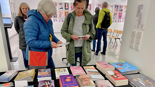 Büchertisch am Rande der Foto-Ausstellung "50 voer 50 STUNNING EDGES" in Regensburg