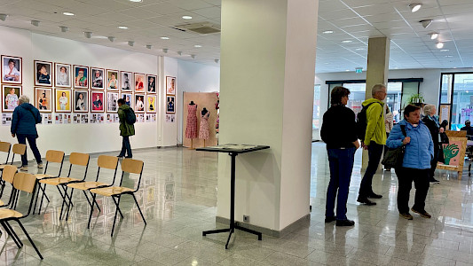 Besucher in der Foto-Ausstellung "50 over 50 STUNNING EDGES" im Regensburger M26, März 2026