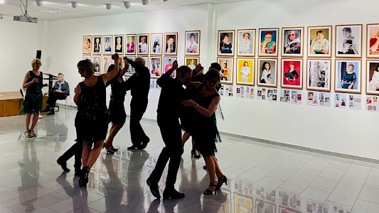 Formationstanz bei der Tanzparty im Rahmen der Foto-Ausstellung "50 over 50 STUNNING EDGES" in Regensburg 2026