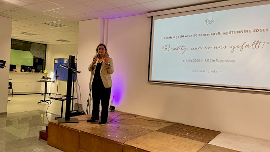 Susan Graul eröffnet ihre Foto-Ausstellung "50 over 50 STUNNING EDGES" unter dem Motto "Beauty, wie es uns gefällt!" am Abend des 06.03.2026 im Regensburger M26